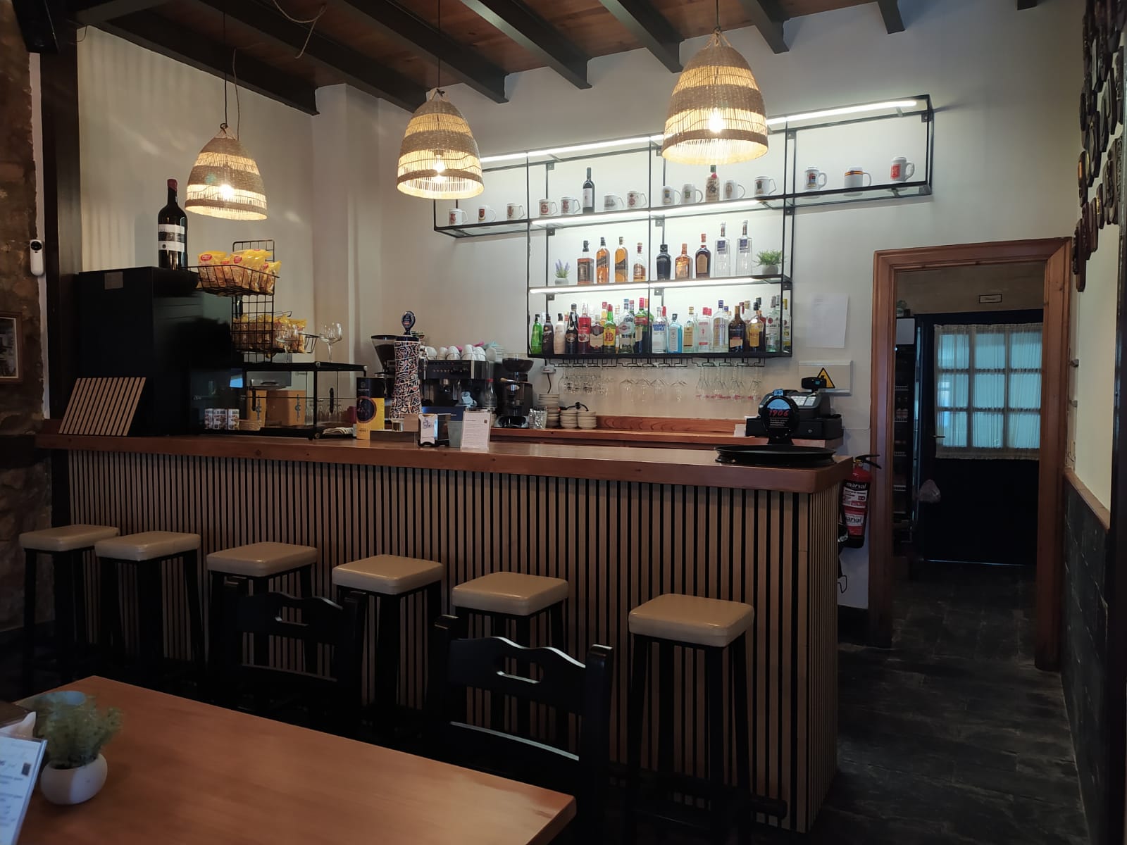 Cafetería Hotel Cuevas del Mar Nueva de Llanes con terraza en la Plaza Laverde Ruiz