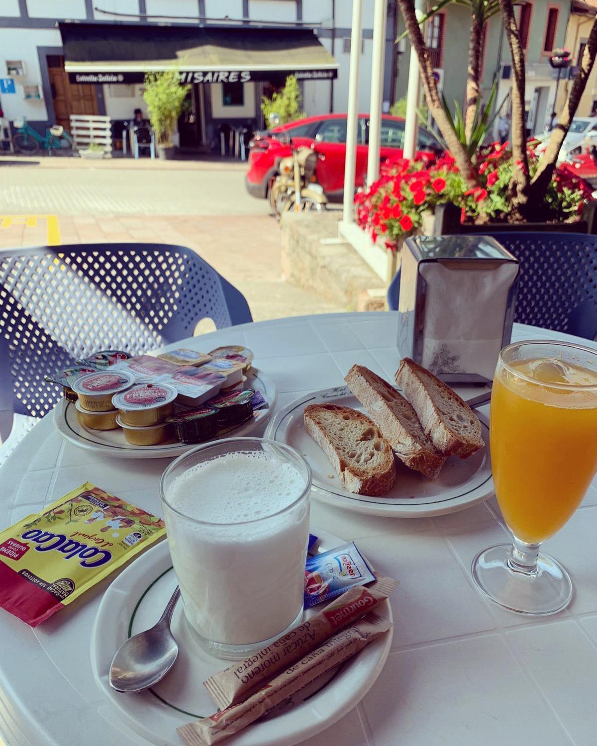 Desayuno completo incluido en terraza Hotel Cuevas del Mar Nueva de Llanes tostadas zumo café