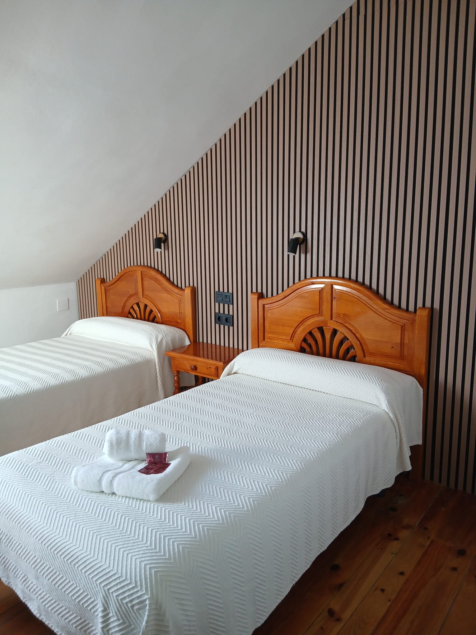 Habitación doble abuhardillada con tragaluz Hotel Cuevas del Mar Llanes