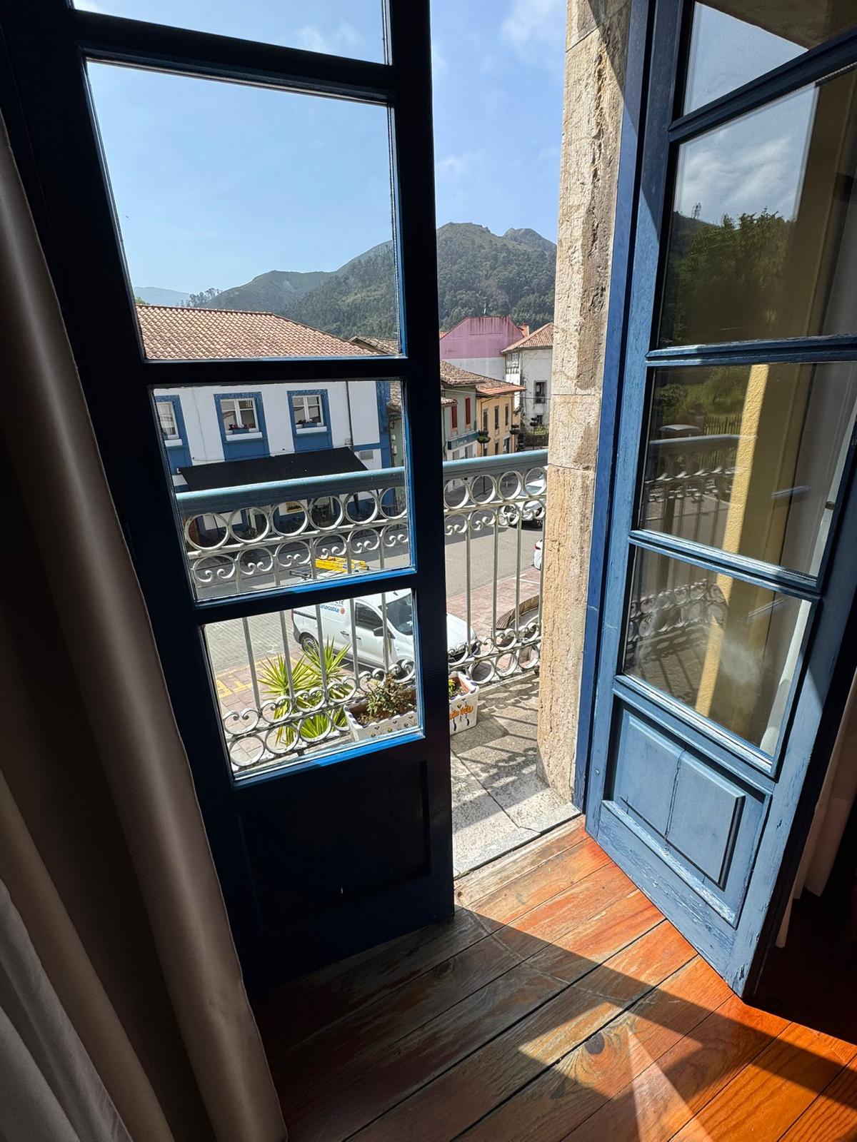 Habitación doble con balcón y vistas a montañas de Llanes desde Hotel Cuevas del Mar