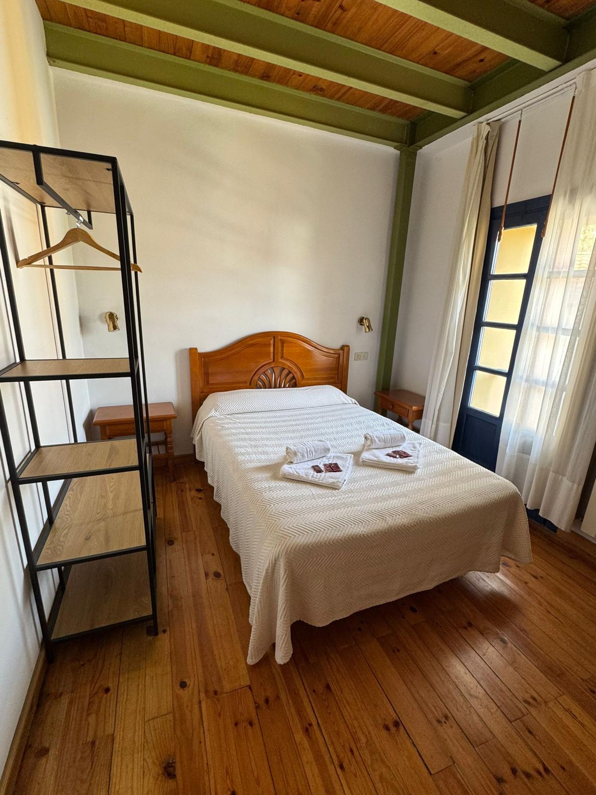 Habitación matrimonio con suelo de madera Hotel Cuevas del Mar Nueva de Llanes