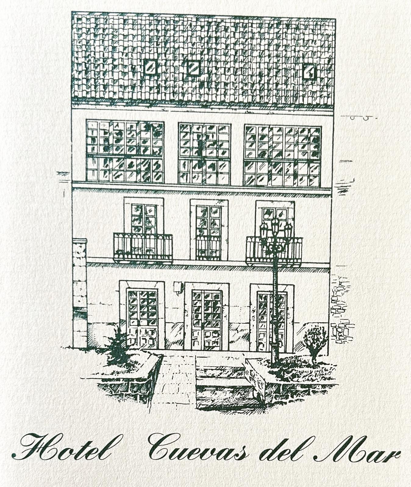 Ilustración a tinta histórica del Hotel Cuevas del Mar mostrando la fachada original con ventanas y escalinata