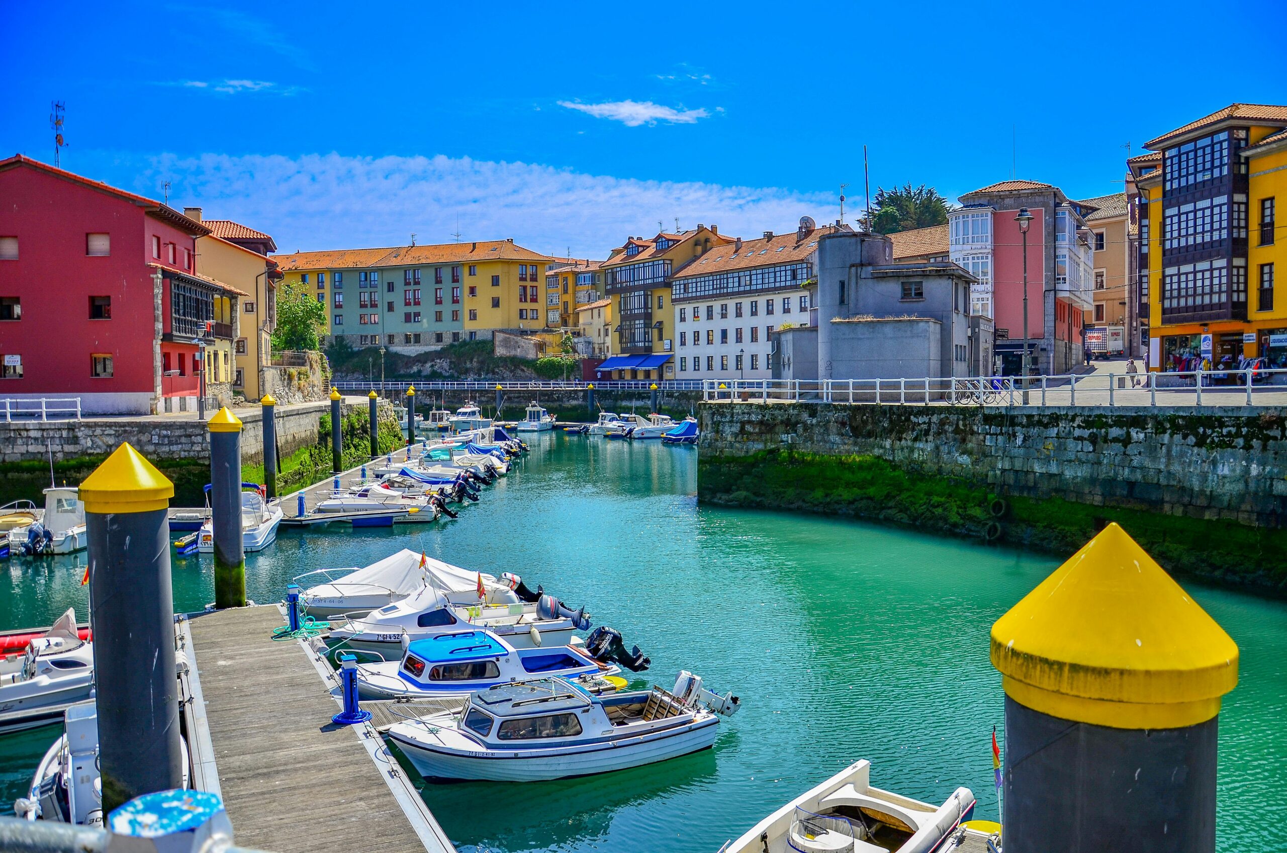 Villa medieval de Llanes Asturias casco histórico y puerto cantábrico