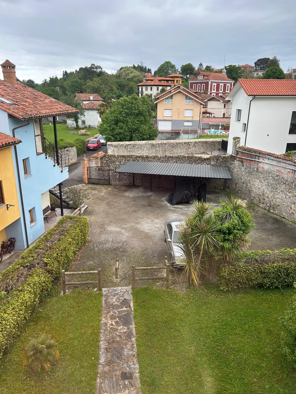 Aparcamiento privado gratuito Hotel Cuevas del Mar Nueva de Llanes Asturias con jardín y zona de vehículos