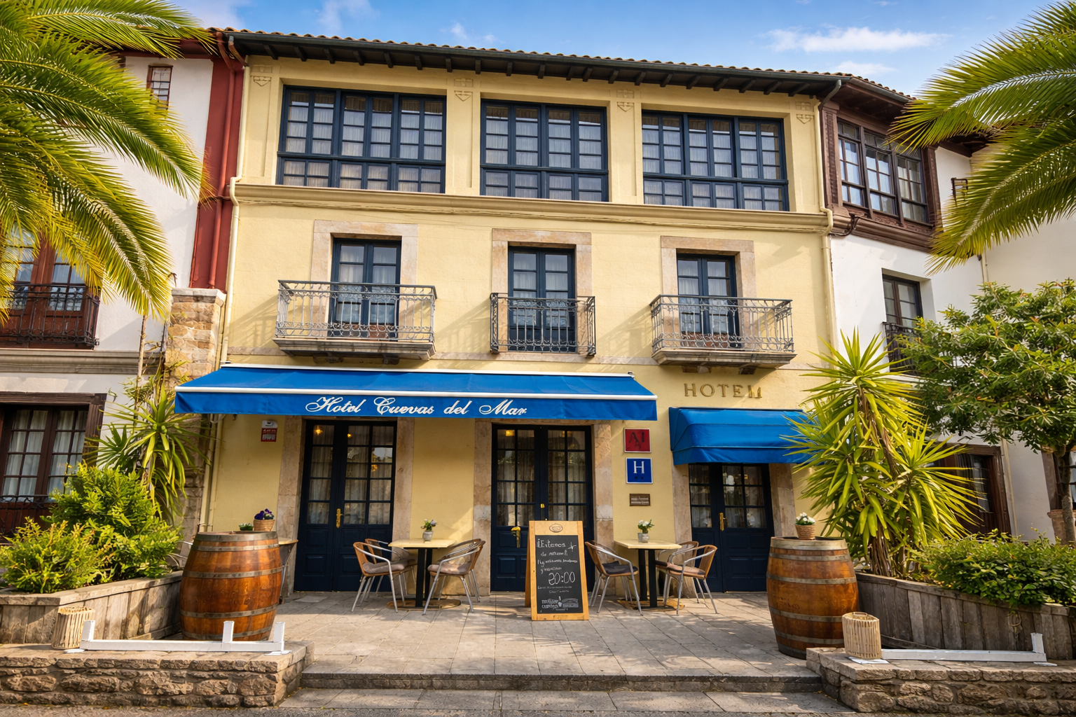 Fachada Hotel Cuevas del Mar con toldo azul en Plaza Laverde Ruiz Nueva de Llanes Asturias